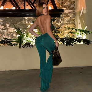 Combinaison dos nu vert foncé en tissu scintillant avec pantalon évasé chic