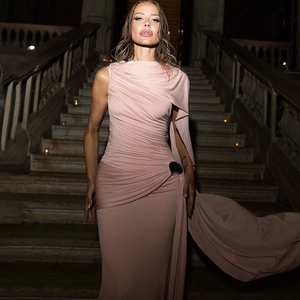 Détail de la robe longue drapée mauve avec une boucle décorative noire à la taille cintrée