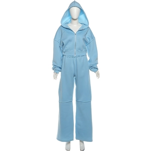Detailansicht der himmelblauen Kapuzenjacke und passenden Weitbeinhose auf der Schaufensterpuppe