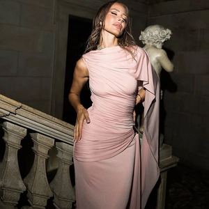 Détail d'une robe longue rose sans manches avec fronces et drapé latéral fluide