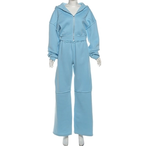 Detail eines hellblauen zweiteiligen Sets aus Kapuzen-Sweatshirt und Hose mit weitem Bein