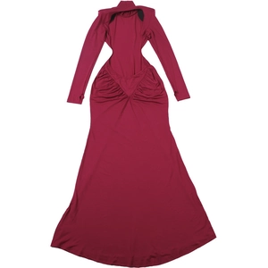 Détail de la robe longue bordeaux à manches longues avec découpe à la taille et dos froncé