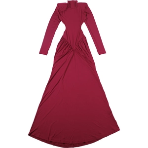 Détail d'une robe bordeaux à manches longues avec découpes et jupe plissée élégante