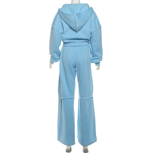 Rückansicht des hellblauen Lounge-Sets mit Kapuzenpullover und weitem Bein und Kontrastnaht
