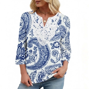 Dettaglio dello scollo a V con pizzo bianco e stampa con motivo floreale paisley blu