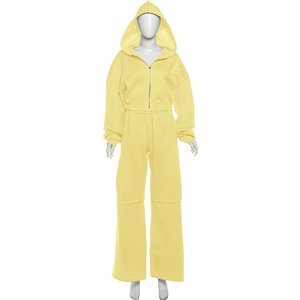 Detail eines gelben Zweiteilers mit Kapuzenjacke und Strickhose mit weitem Beinverlauf