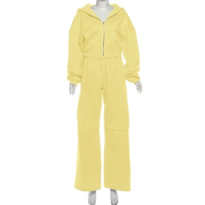 Detail von hellgelbem zweiteiligem Hoodie und weit geschnittener Jogginghose-Set