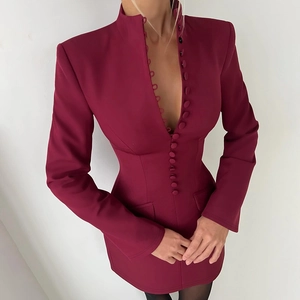 Detailansicht eines weinroten langärmeligen Slim-Fit-Kleides mit vielen Knöpfen vorne