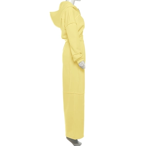 Detailansicht des hellgelben Hoodie-Sets mit sichtbaren Nähten und lockerer Passform