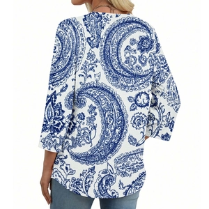 Vista posteriore di un top ampio con scollo a V, stampa paisley blu e maniche a tre quarti