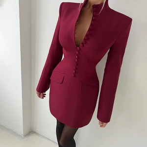 Detailansicht des weinroten Blazer-Minikleides mit stoffbezogenen Knöpfen und schmaler Taille
