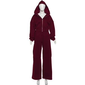 Detail eines burgunderroten Lounge-Sets mit kurzem Hoodie und Hose mit weitem Bein