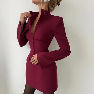 Detail des Stehkragens und der stoffbezogenen Knöpfe an diesem figurbetonten Kleid