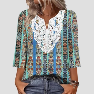 Dettaglio dello scollo a V con pizzo bianco e stampa bohémien sulla camicia da donna