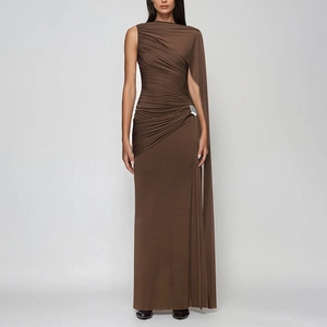 Robe longue asymétrique marron foncé drapée avec détail métallique à la taille
