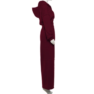 Detailansicht des burgunderfarbenen Hoodie-Sets mit passender weit geschnittener Strickhose
