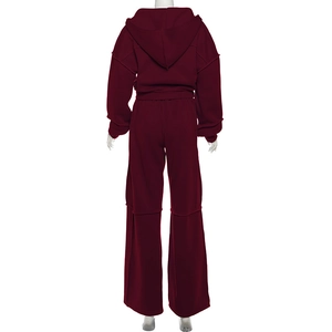 Rückansicht des weinroten Lounge-Sets mit Kapuzenpullover und Hose mit weitem Bein auf einer Schaufensterpuppe