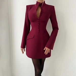 Detail eines burgunderroten Blazer-Kleides mit Cut-out-Ausschnitt und Stoffknöpfen