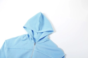 Detailansicht der hellblauen Kapuzenjacke mit warmem Fleece-Futter und robustem Metallzipper