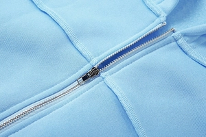 Detail der hellblauen Zip-Jacke mit hochwertigem Metallreißverschluss und sauberer Naht