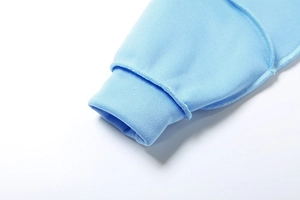 Detailaufnahme der hellblauen Strickärmel mit Rippbündchen und hoher Baumwollqualität