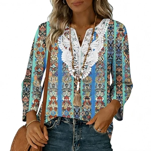 Dettaglio di pizzo bianco sullo scollo a V del top boho stampato con motivi geometrici