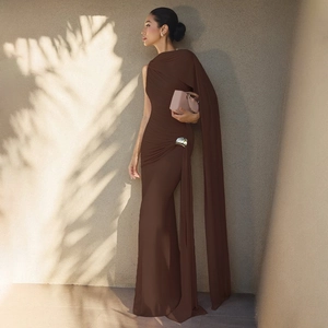 Détail d'une robe de soirée marron moulante avec ruban asymétrique et boucle en métal