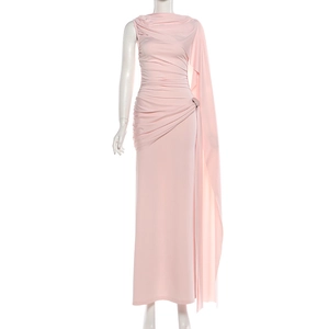 Détail de la robe longue plissée rose pâle élégante avec un design chic de cape à une épaule