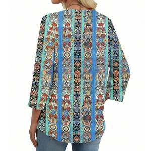 Vista posteriore della maglietta boho con scollo a V, stampa etnica turchese e orlo curvo