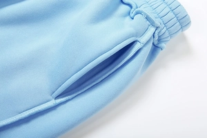 Makro-Detail der elastischen Taille und Seitentasche an der hellblauen Jogginghose