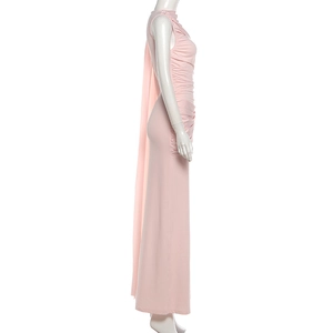 Détail de la robe rose sans manches avec fronces latérales et longs rubans en mousseline
