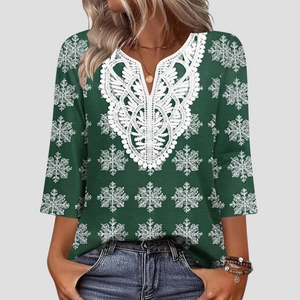 Vista dettagliata del patchwork in pizzo bianco sullo scollo a V del top verde donna