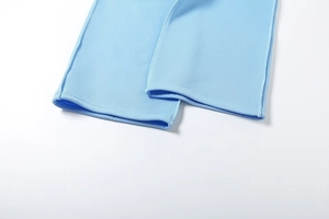 Nahaufnahme der hellblauen Strickhose mit sauberer Einzelnadel-Stichverarbeitung