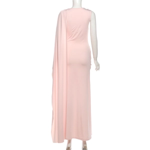 Détail d'une élégante robe longue rose ajustée avec un drapé à l'épaule sur mannequin
