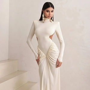 Robe longue crème moulante avec col montant, découpes latérales et plissage élégant