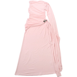 Détail de la robe rose asymétrique montrant les plis à la taille et la boucle en métal