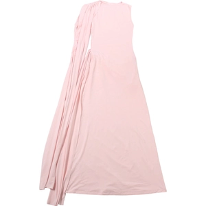 Détail d'une robe longue rose sans manches avec un élégant tissu drapé sur le côté