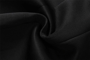 Makroaufnahme von hochwertigem schwarzem Köperstoff mit dichter Textur und Matt-Finish