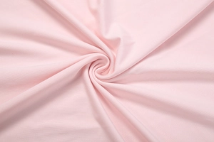 Détail de maille rose doux avec texture côtelée fine et élasticité en coton confortable