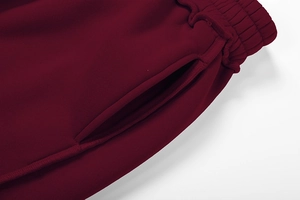 Detailansicht der dunkelroten Strickhose mit elastischem Bund und seitlicher Tasche