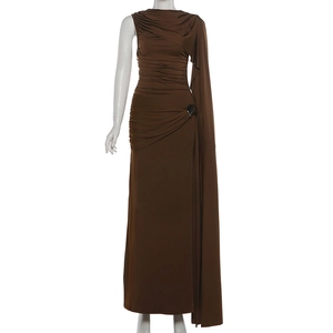 Détail de robe asymétrique marron foncé avec fronces, boucle en métal et rubans longs