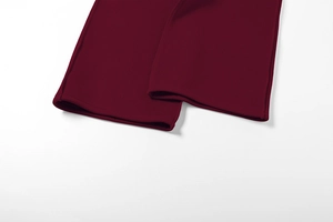 Detailaufnahme der dunkelroten Strickhose mit hochwertiger Doppel-Nadel-Saumnaht-Verarbeitung