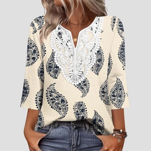 Dettaglio del pizzo a V e della stampa paisley sulla maglia boho da donna con maniche a 3/4