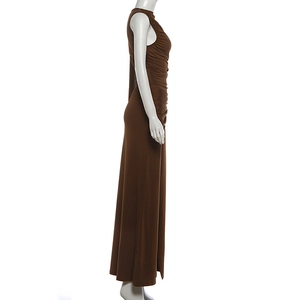 Vue latérale détaillée d'une robe longue sans manches marron foncé avec fronces