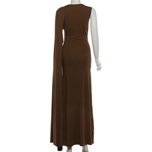 Vue arrière d'une robe longue marron sans manches avec un détail de ruban drapé élégant