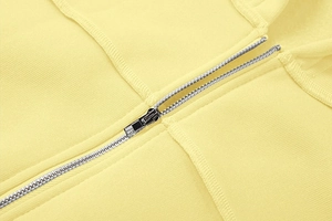 Detailansicht des silbernen Metallreißverschlusses und weichem Fleece-Futter am Hoodie