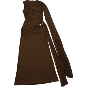 Détail d'une robe marron foncé à une épaule avec drapé élégant et boucle en métal argenté