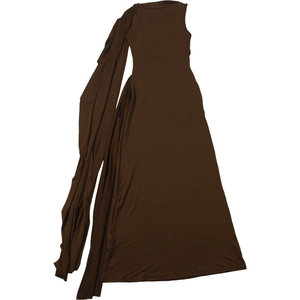 Détail d'une robe sans manches marron foncé avec longs rubans d'épaule et tissu en maille
