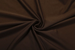 Vue détaillée du tissu en maille marron foncé avec texture douce et drapé élégant