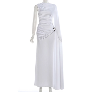 Détail de l'élégant décolleté drapé et de la boucle en métal argenté sur la robe blanche